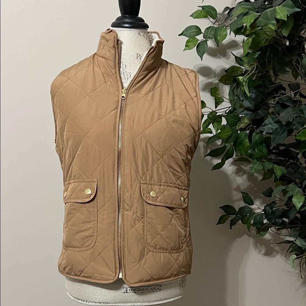 Brand New! Classy English countryside style Quilted Vest with Gold Details